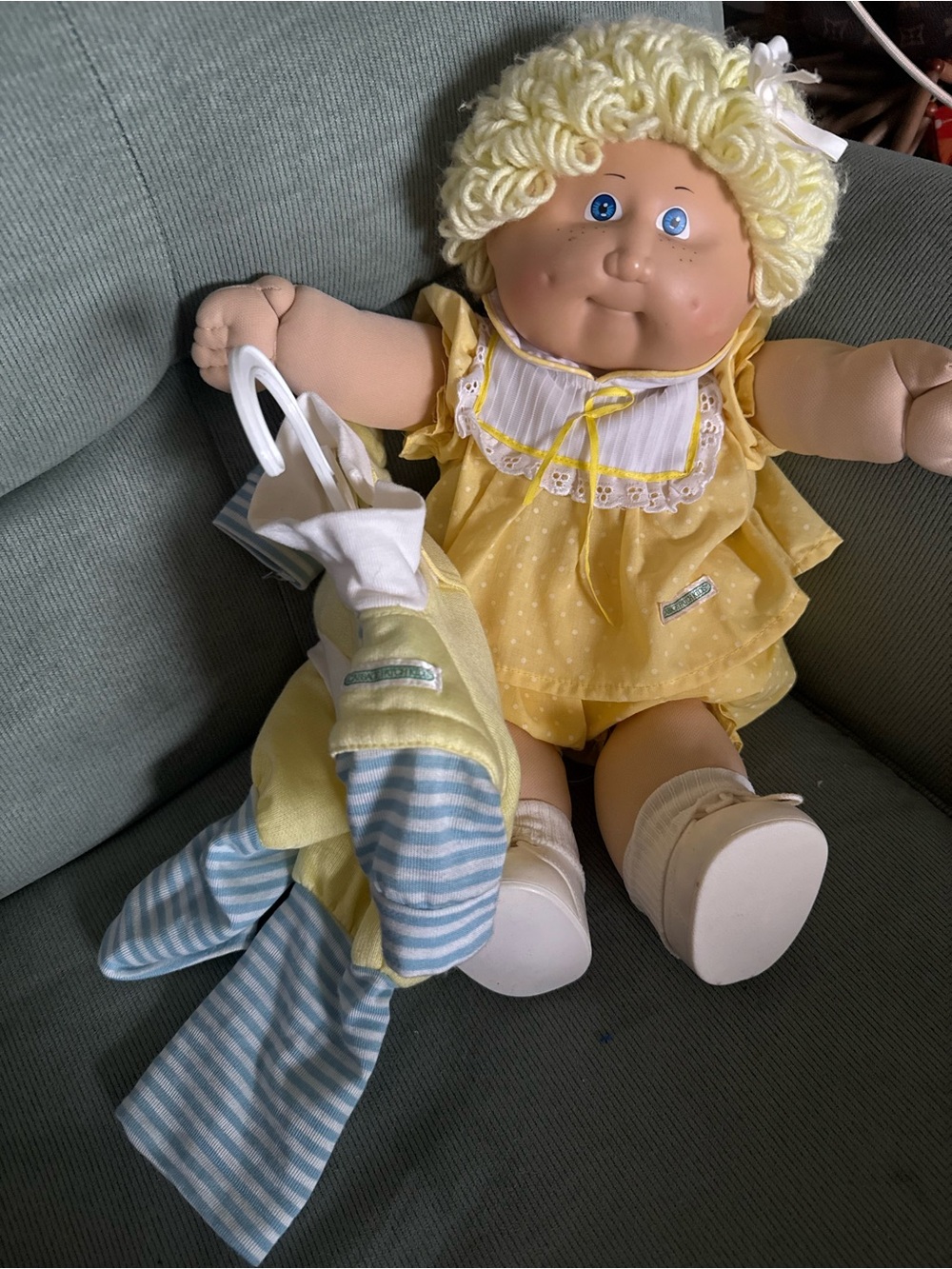 Yellow Outfit Doll - Blue Eyes. Comes with and additional outfit - Picture 5 of 5